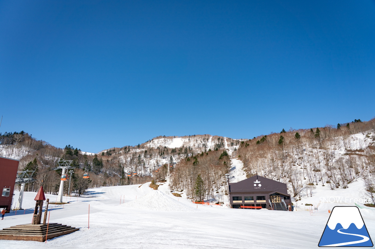 札幌国際スキー場｜ゴールデンウイーク初日も全コース滑走可能OK！！真っ白な雪と澄んだ青空 ＝ 絶好の春スキー＆スノーボード日和♪そして、日本海の彼方に、なんと利尻富士が見えた？！